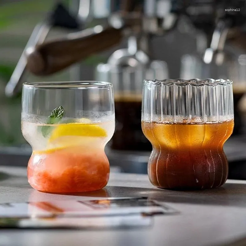 Vinglas med köksglas kopp glasvaror med halm för vatten fruktjuice öl
