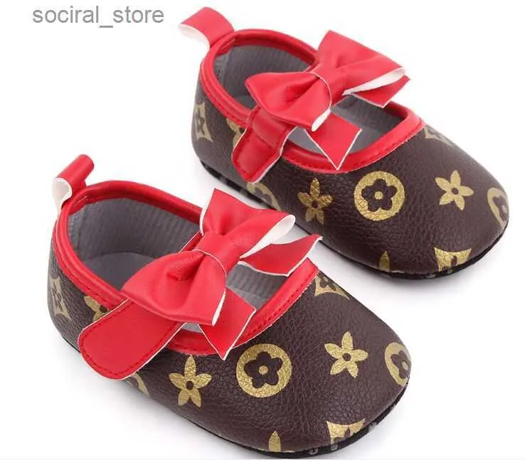 Babyschoenen Babyschoenen Designer Luxe vlinderknoop prinsessenschoenen voor babymeisjes Platte schoenen met zachte zolen Mocassins Peuterwieg L240402