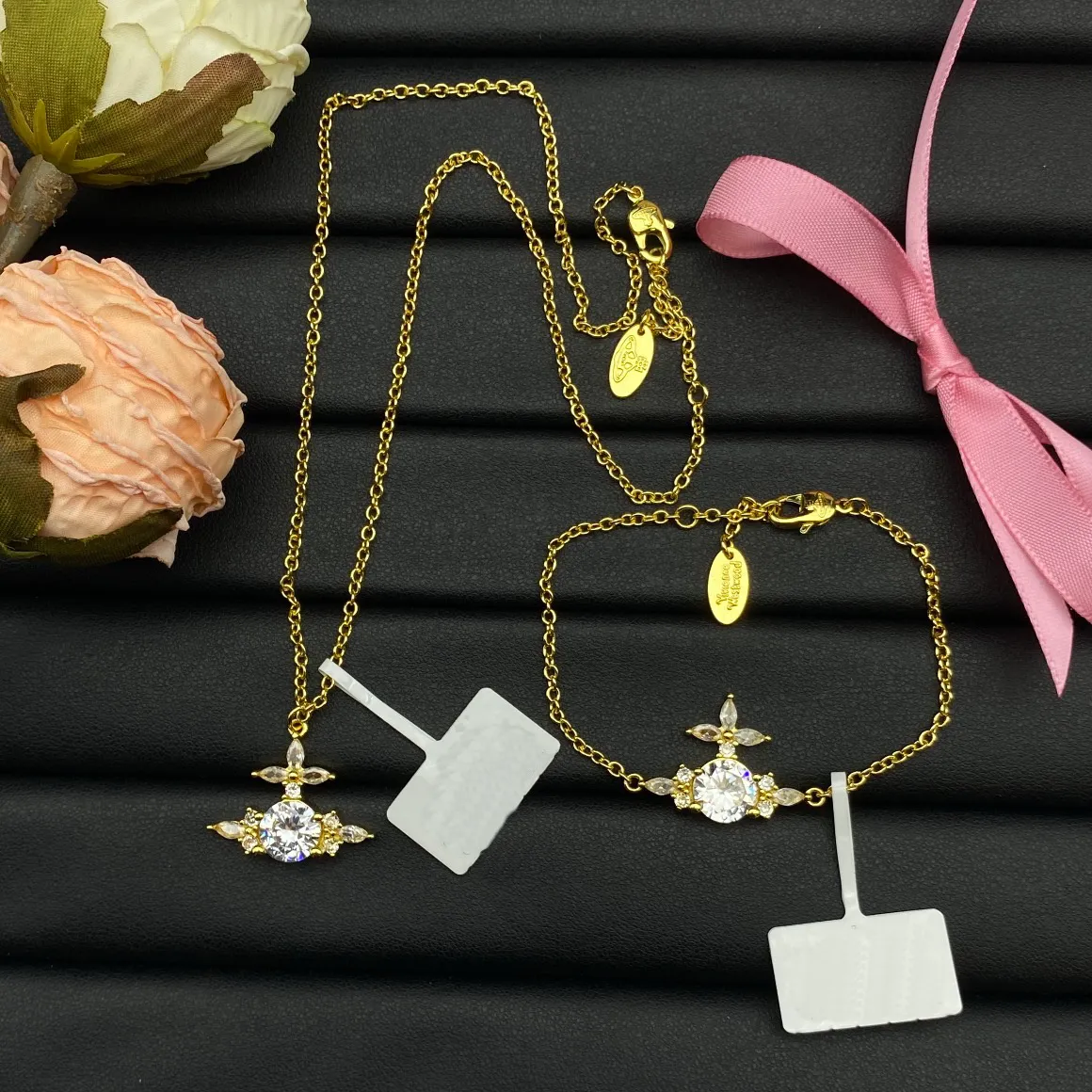 Nuevo Willa bajo relieve collar colgante Saturno Planeta colgante mujeres Cadena de clavícula diamantes collares de perlas Joyería de diseño N019