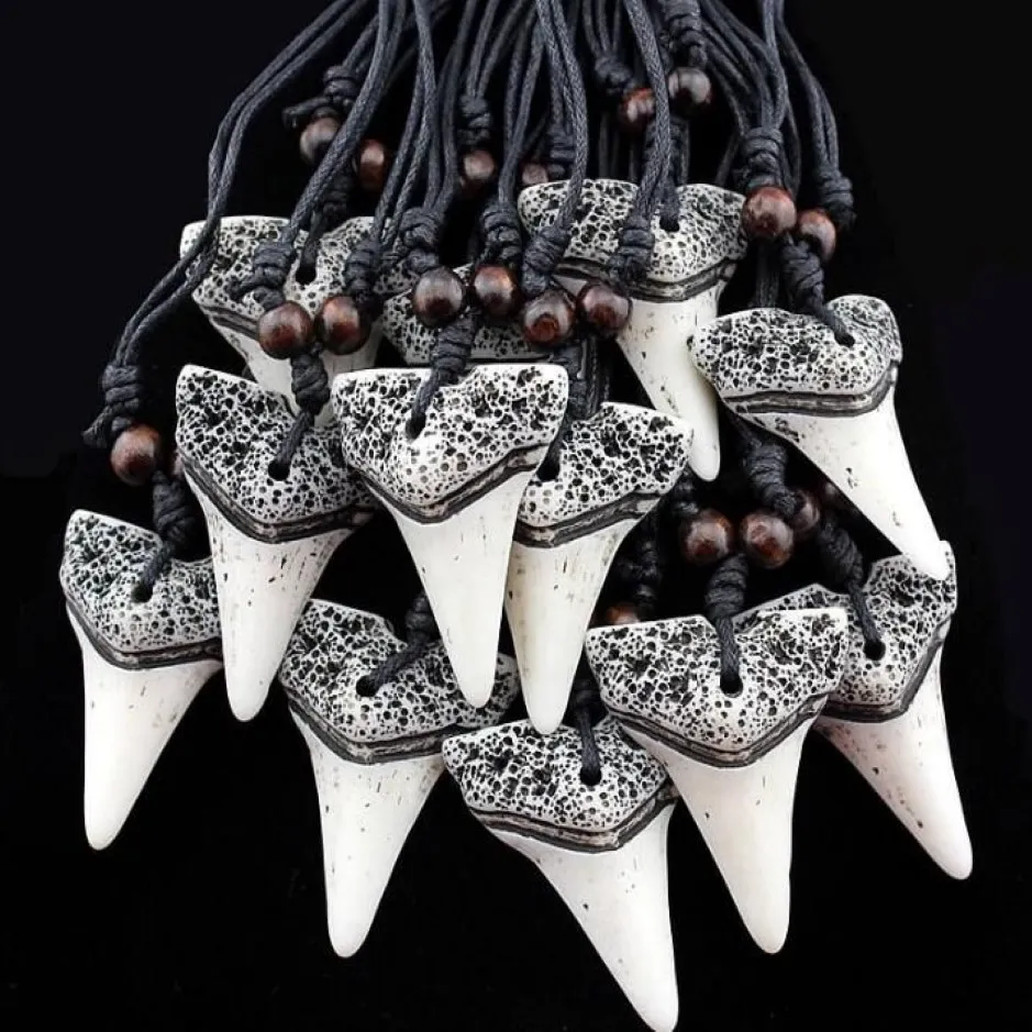 Multi Style Selection 12st Lot Imitation Yak Bone Carving Shark Tooth Charm Pendant Wood Pärlor Halsband Amulet Gift Men's FA233M