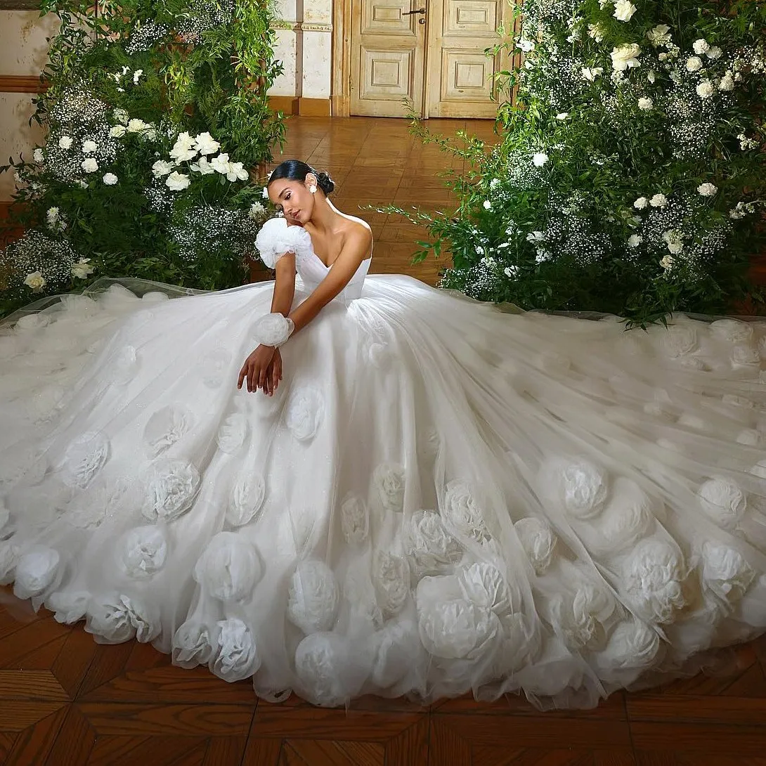 Abito da ballo brillante Abiti da sposa Abito da sposa con scollo monospalla pieghettato con fiori fatti a mano Tulle Vestido de Novia per la sposa