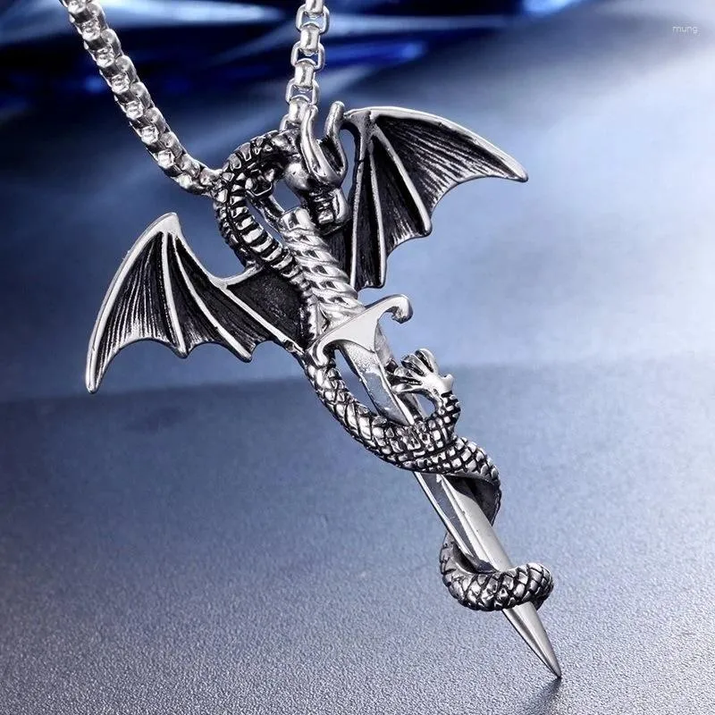 ペンダントネックレスレトロバイキングpterodactyl Holy Sword Shape Necklace Men's Sliding Dragon Accessorie Party Jewelry