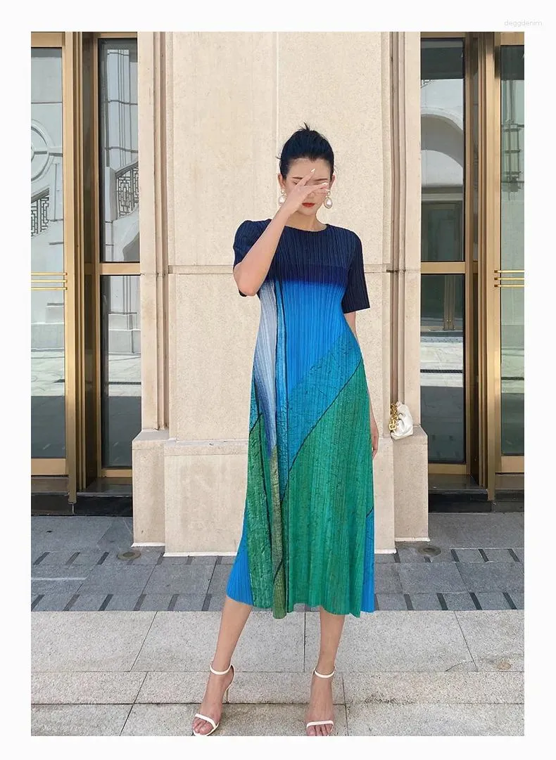 فساتين الحفلات التي تبيع Miyake Fold Abstract Print Print O-tech short sleeve a-liine dress in stock