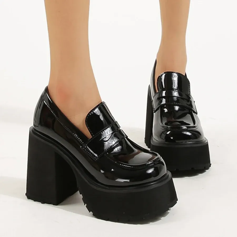 Pumpar slipon klassiska kvinnliga loafers skor nya tjocka klackar svart patent läder pumpar retro flickor plattform highheeled skor för kvinnor