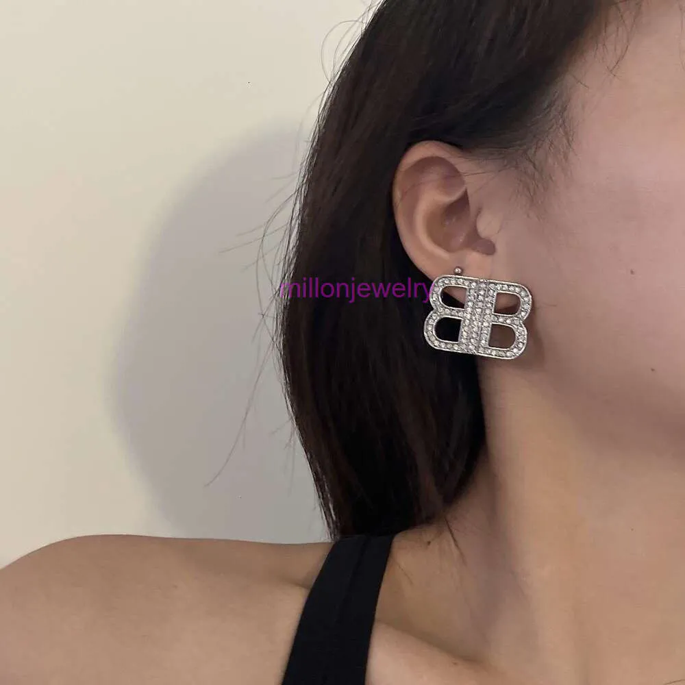 Jewelry BB Parring Internet Celebrity Diseño de nicho Feel Full Diamond Doble B Pendientes de letras Ligeros de lujo Feeling Celebrity Pendientes HV0B