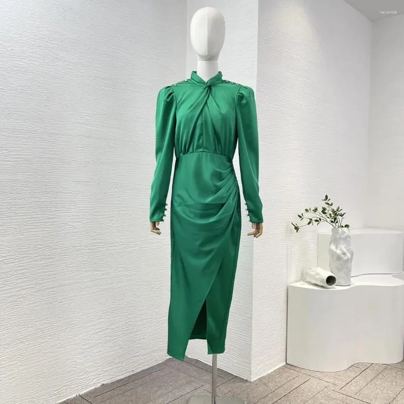 Robes décontractées Femmes élégantes Haute Qualité Vert Croix Noeud Avant Diamants À Manches Longues Côté Slit Satin Robe Midi