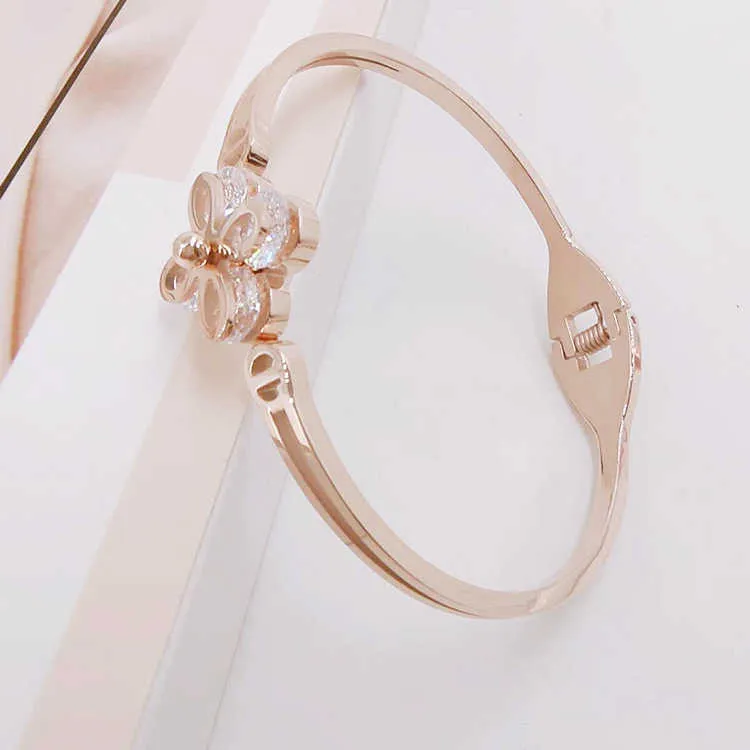 Vans fashionabla Clover Rose Gold Inlaid Four Leaf Clover Armband Japanese and Korean Rostfri Zircon Armband Four Petal Flower and Grass Armband