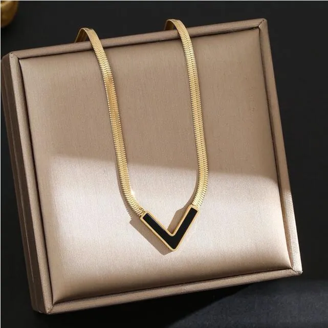 18K Gold Letter pendants necklaces Designer Jewelry Snake bone chains Lady Gold necklaces Sexy clavicle chain charm Women Wedding jewelry Nice Chokers