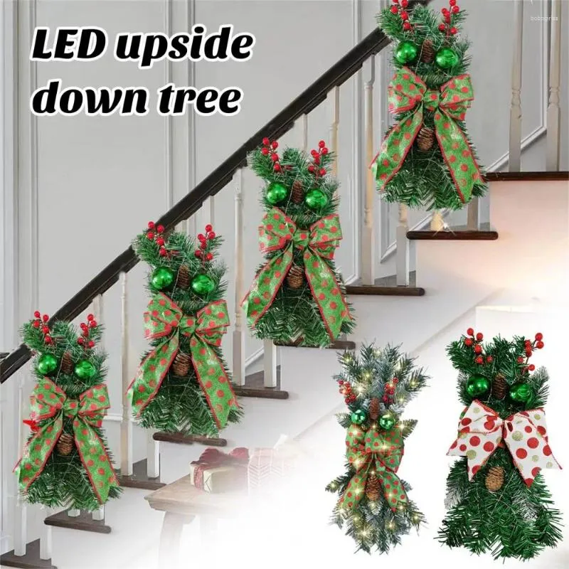 装飾的な花の休日の階段ガーランドのクリスマス飾り屋内の輝く階段止め松の針の松ぼっくり
