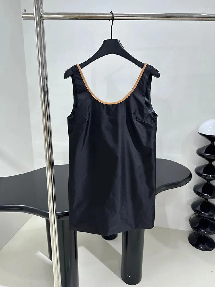Повседневные платья Черное нейлоновое платье для женщин Высококачественное элегантное прямое мини-платье с открытой спиной и без рукавов в кожаном переплете с U-образным вырезом