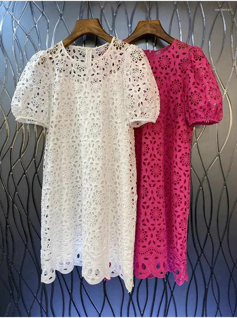 Vestidos de festa oco para fora vestido bordado 2024 verão moda branco rosa de alta qualidade senhoras manga curta reta casual