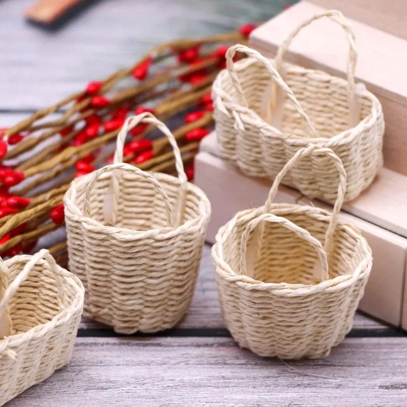 Panier à Linge Miniature 1/12 – Accessoire Maison De Poupée En Bois Et Tissu (5x5,4x4,7 Cm)
