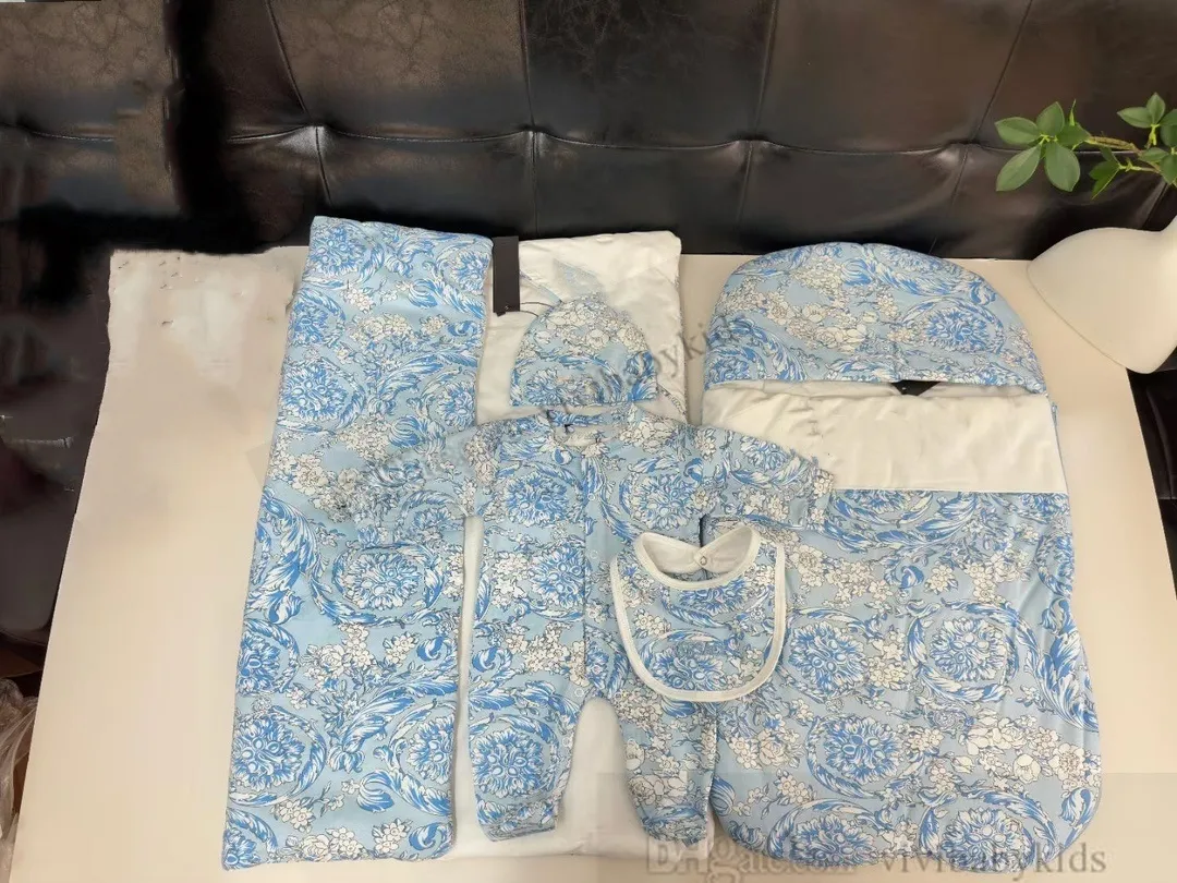 Designer recém-nascido carta bordado sacos de dormir ternos bebês algodão macacão macacão dormir cama cobertores chapéu bib fralda 5pcs roupas infantis s1283