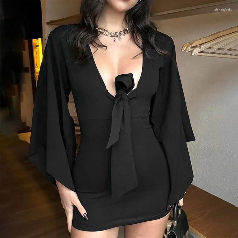 Casual Dresses OMSJ SEXY 2024 kläder för festsemester Solid Deep V-Neck Loose Oregelbundna långa ärmar Strappy Short Chic Clothing