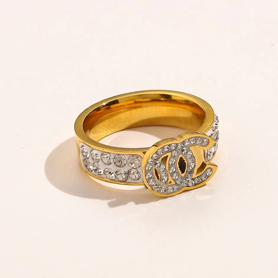 Ny fashionabla smyckesdesigner Rings Women Letter Love Wedding Supplies 18k Gold Plated rostfritt stål Diamond Gemstones Ring F207K