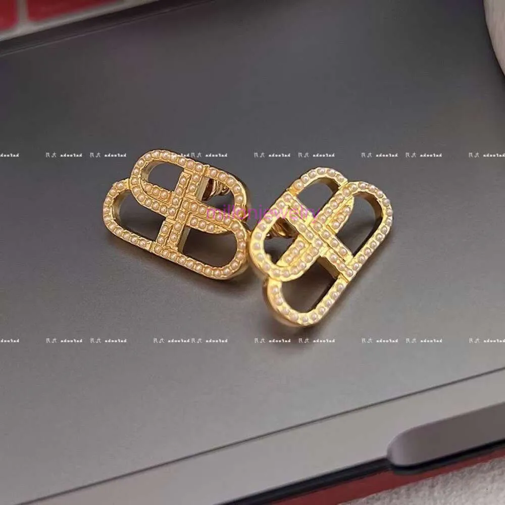 Jewelry BB Parring Internet Celebrity Diseño de nicho Feel Full Diamond Doble B Pendientes de letras Ligeros de lujo Feeling Celebrity Pendientes x7S1