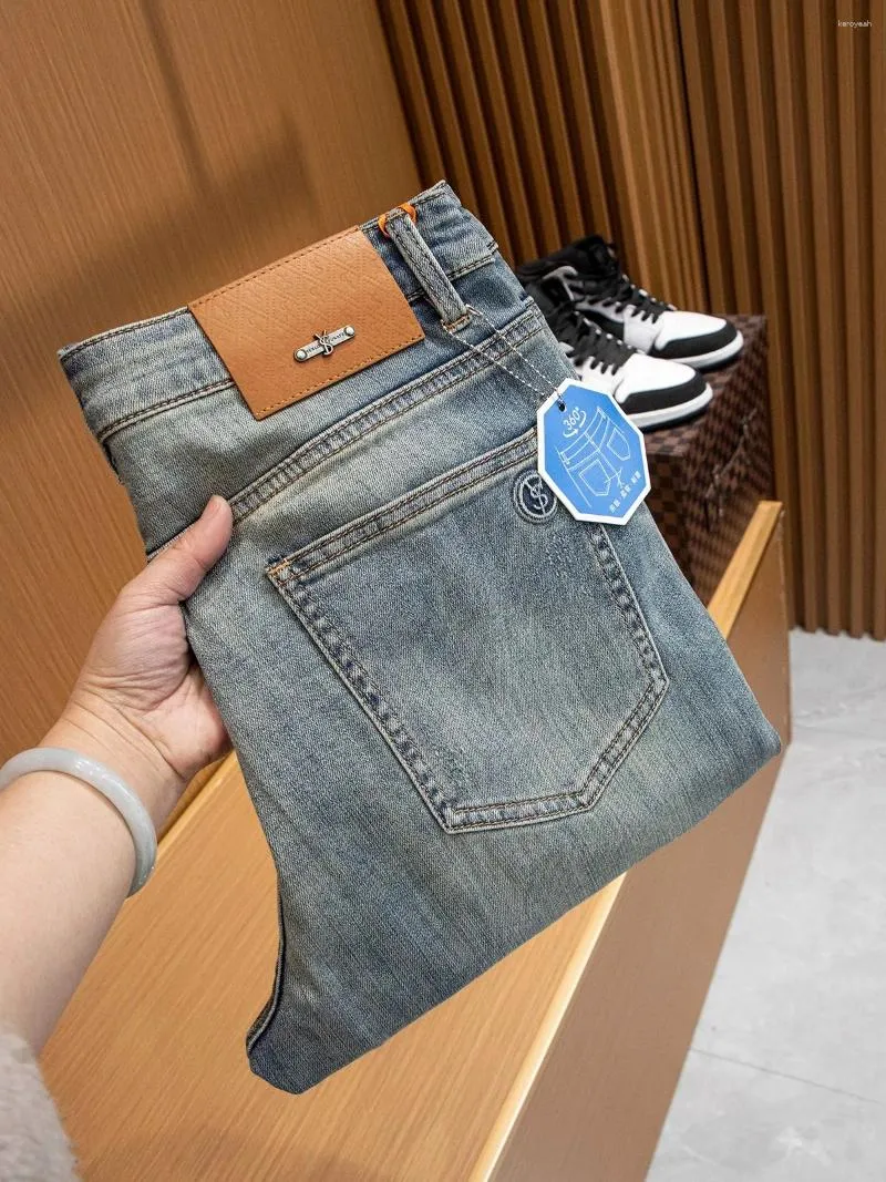 Pantaloni jeans da uomo per la primavera/estate 2024 Piedi piccoli casual alla moda elasticizzati sottili e comodi di alta qualità