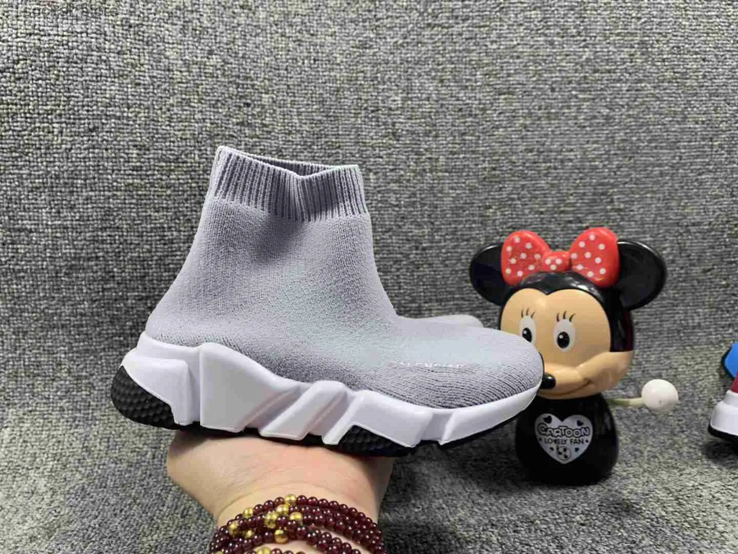 Pierwsze Walkers Designer Buty dla dzieci Slip-On Baby Size 26-35 Pudełko Opakowanie Dziewczyna Chłopiec Kostka Buty Multi Color Opcjonalne trampki Toddler Nov25 L240402