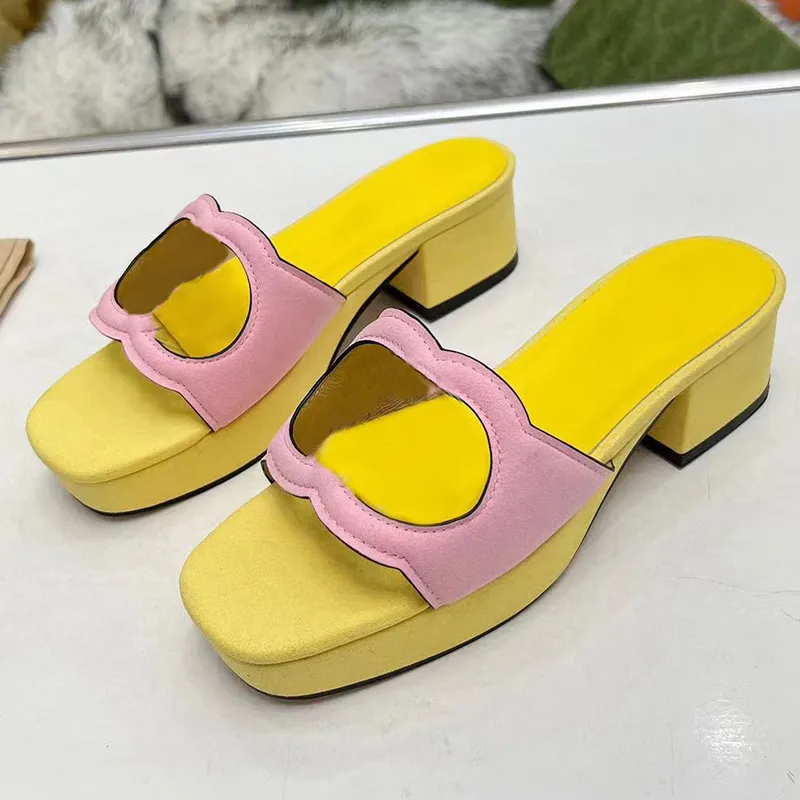 2024 printemps été nouvelle arrivée femmes pantoufles piste designer daim cuir ouvert peep toe talon épais femme à l'extérieur marche vacances designer tongs