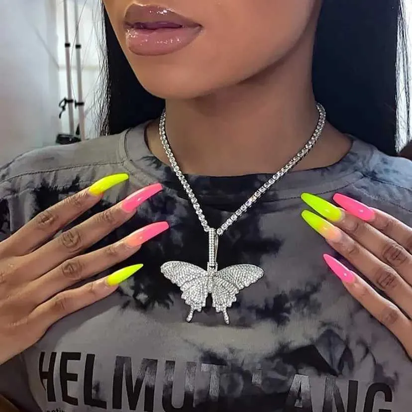 Pendant Necklaces 2024 Mens Women Hip Hop Cool Iced Out Sparking Bling Pink AAA CZ Charm Animal Butterfly Pendant Necklaces Rock Fashion Jewelry Q240402