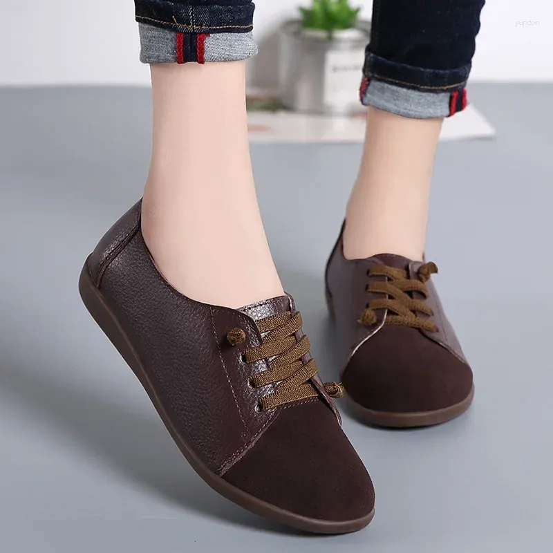 Sapatos casuais mulher de couro primavera senhoras antiderrapante apartamentos rendas até tênis mulheres oxford plus size moccains