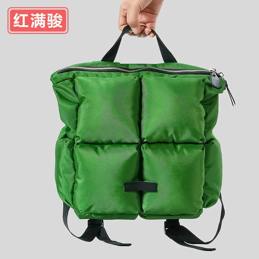 Una mochila a cuadros de lona de nicho con un bolso de algodón con relleno elegante y minimalista y una mochila de viaje para exteriores de gran capacidad 240402