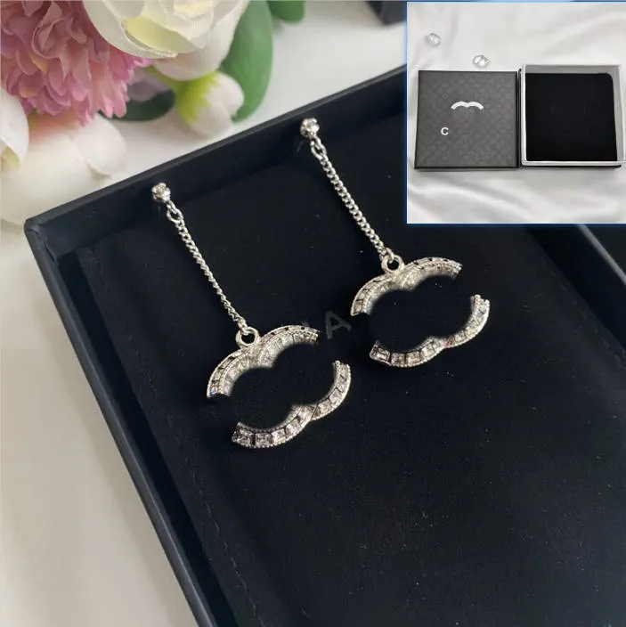 Cadeau d'amour de haute qualité Boucles d'oreilles plaquées or Matériau en laiton Conception de motif de haute qualité Boucles d'oreilles charmantes pour filles Nouveau design suspendu Boîte de boucles d'oreilles Cadeau d'amour romantique