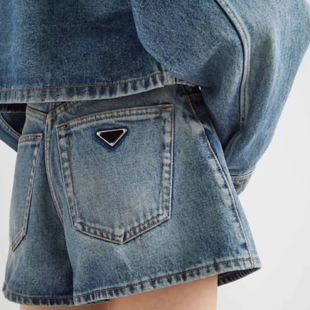 2023 Sommaren Ny P Family Triangle Decorative Denim Shorts Womens High midja Slim Loose A-Line Wide Ben Hot Pants