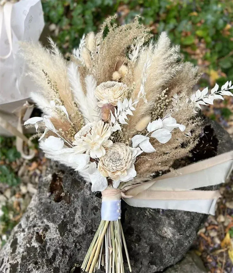 Boho Wedding Holding Boeketten voor BridePreserved Rose Flowers Pampas Grass Bruidsmeisje Boeket Party Home Decor Corsage Supply 240325