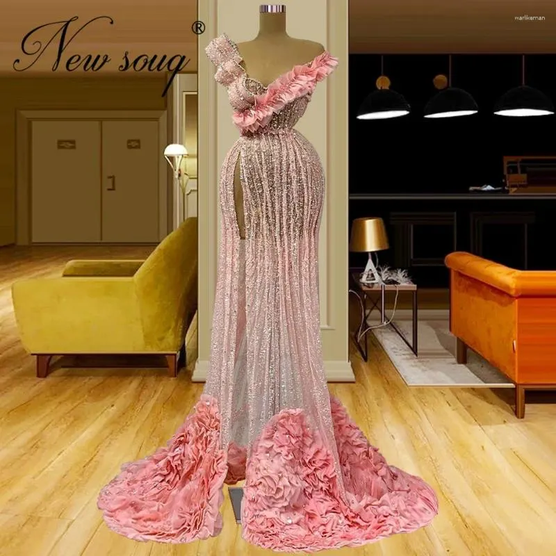 Party Dresses 2 Designs Pink Beaded Evening Customized Illusion Crystals Prom Dress Flowers Kirt Red Carpet Födelsedag 2024