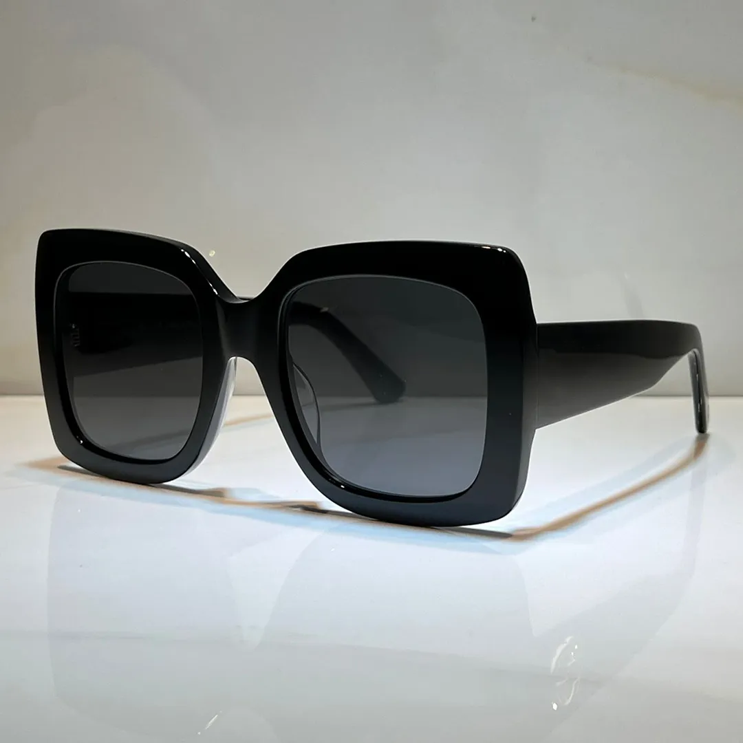Lunettes de soleil d'été pour hommes et femmes style carré 0083 Anti-ultraviolet rétro plaque complète Fashion Fashion Eyeglass aléatoire