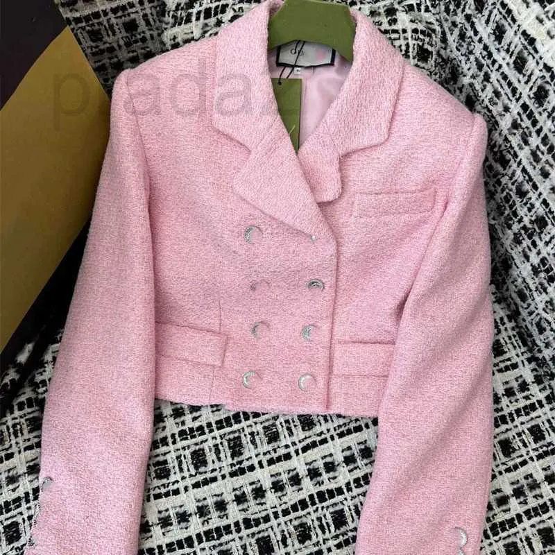 Designer di giacche da donna 2024 all'inizio della primavera nuovo temperamento da socialite giovane ragazza che riduce l'età giacca corta con risvolto ricamato con paillettes rosa QRN3