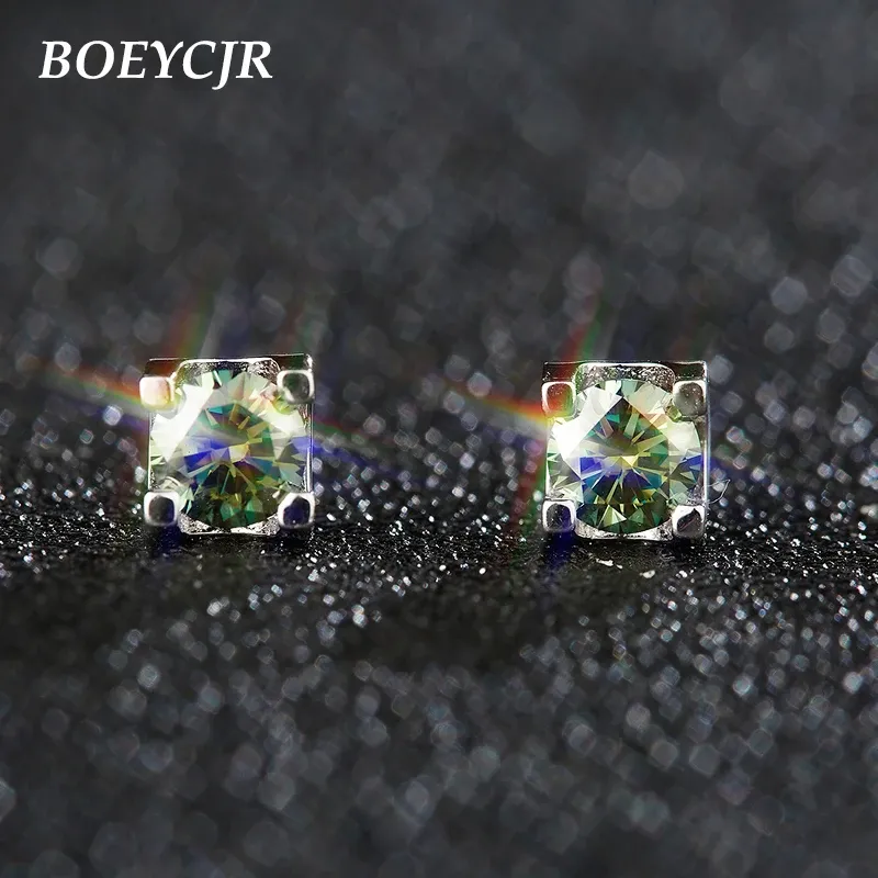 Örhängen Boeycjr S925 0,5/1/2CT Green Moissanite VVS1 Fina smycken Diamond Stud Earring med GRA -certifikat för kvinnor