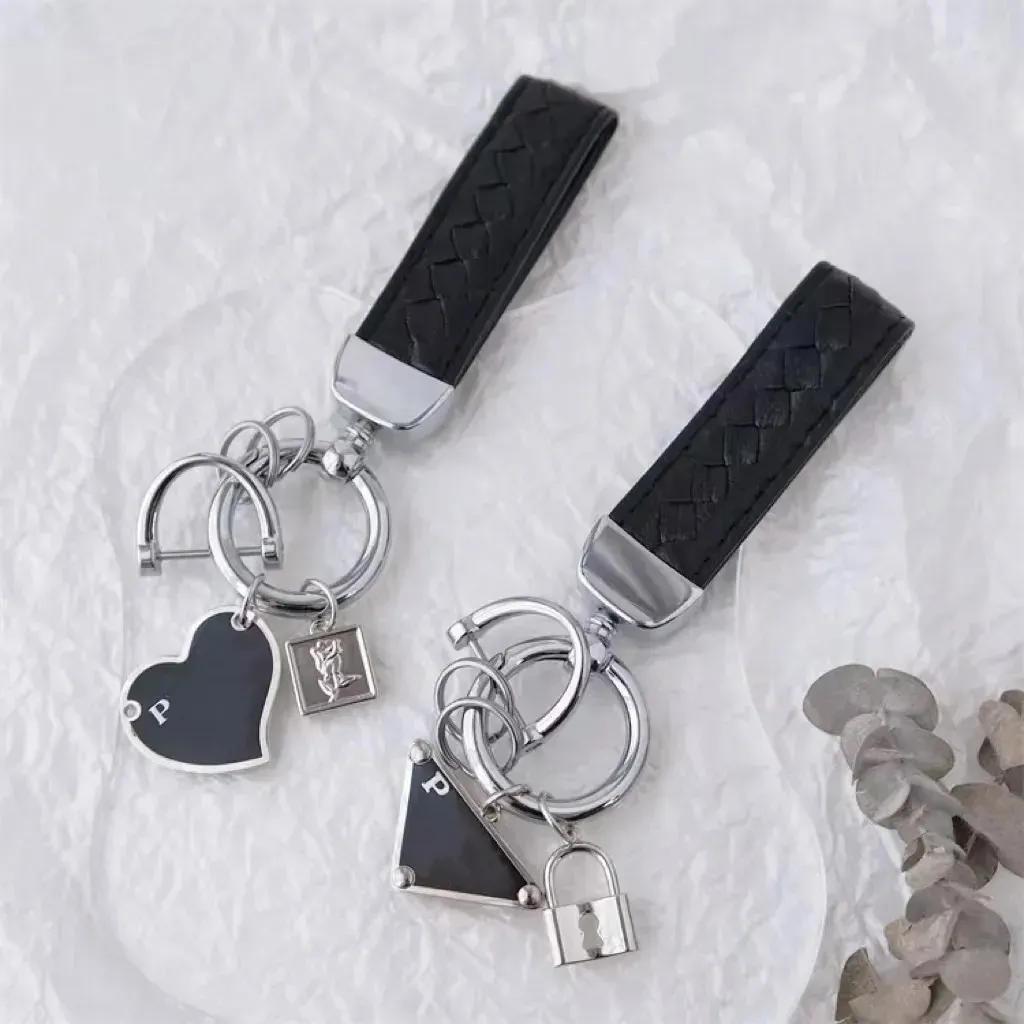 Lanyards Keychain P Brand Inversed Triangle Designer Mens Handmade Leather Car Cavyring Womens Heart Shape Kechains Donnez Original