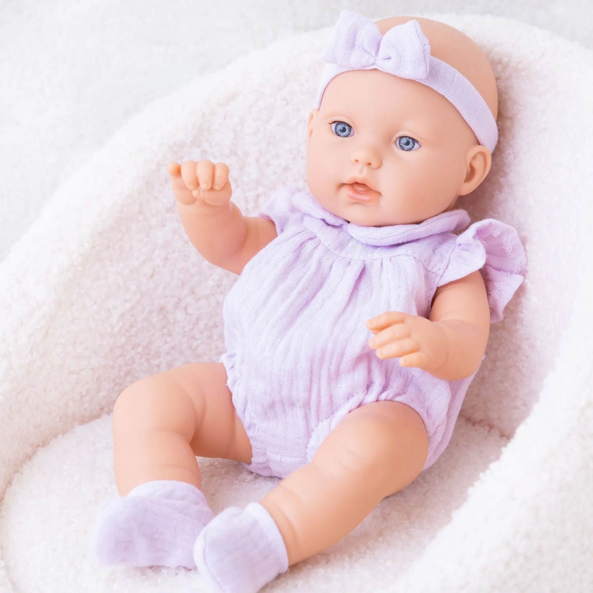 Yumuşak vücut ve vinil baş, kollar ve bacaklı gerçekçi bebek bebek, güzel yumuşak bebek bebek giyinmiş