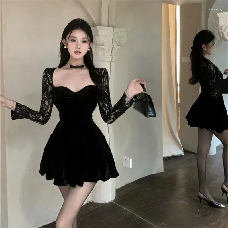 Robes décontractées Français Rétro Longue Dentelle Manches Noir Bourgogne Robe De Velours 2024 Printemps Sexy Col En V Slim Jupe Courte Patchwork Mini Fête