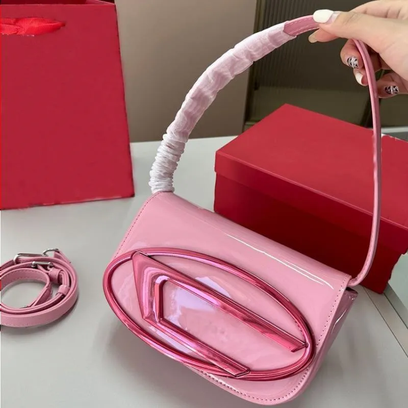 En iyi hobo tasarımcı akşam çantası lüks koltuk altı omuz çantası pembe flep tote çanta jingle kadın patent deri çanta debriyajı çapraz