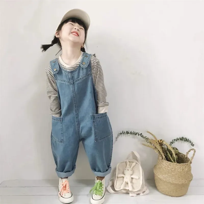 Unisex barn Jean Pants Baby Boy Solid denim Överallt spädbarn Jumpsuit Barnkläder Kids Overaller Autumn Girls Outfits 240323