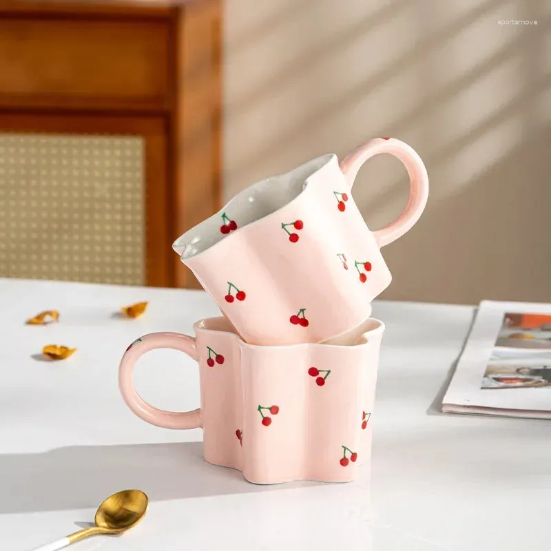 Tasses Tasse de cerise peinte à la main créative tasse d'eau irrégulière fille belle rose à la main en céramique tasses de lait en porcelaine café 2024 cadeau