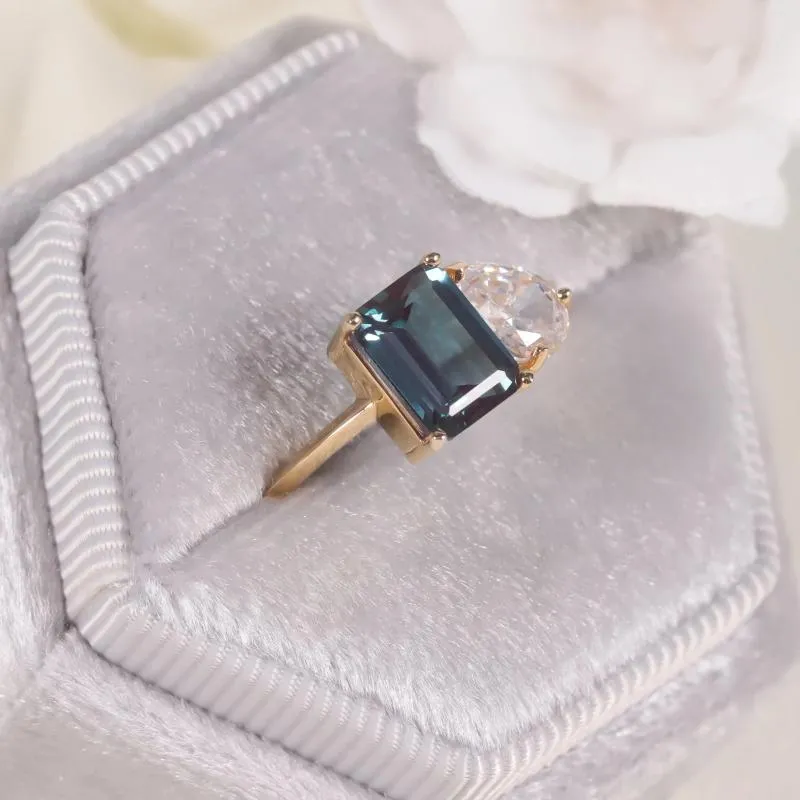 Küme Yüzük Gem'in Balesi Benzersiz Renk Değiştirme Emerald Cut Alexandrite Gözyaşı CZ Nişan 14K Sarı Altın Toi ve Moi Ring