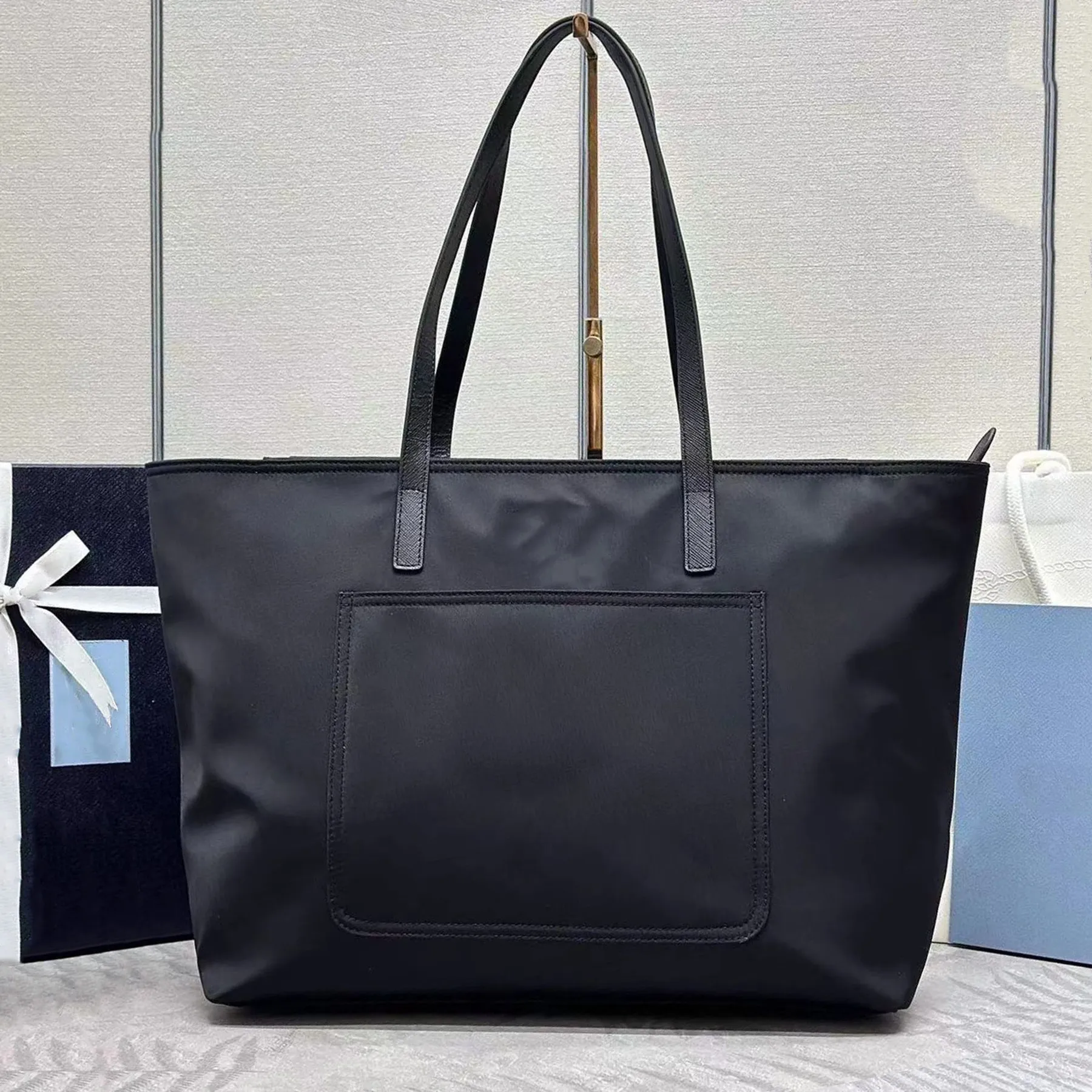 2024 Latest Re Edition Large Nylon Tote Bag Designer Front Pocket Shoulder Bag with Metal Hardware Crossbody Bag Enameled Triangle Handbag