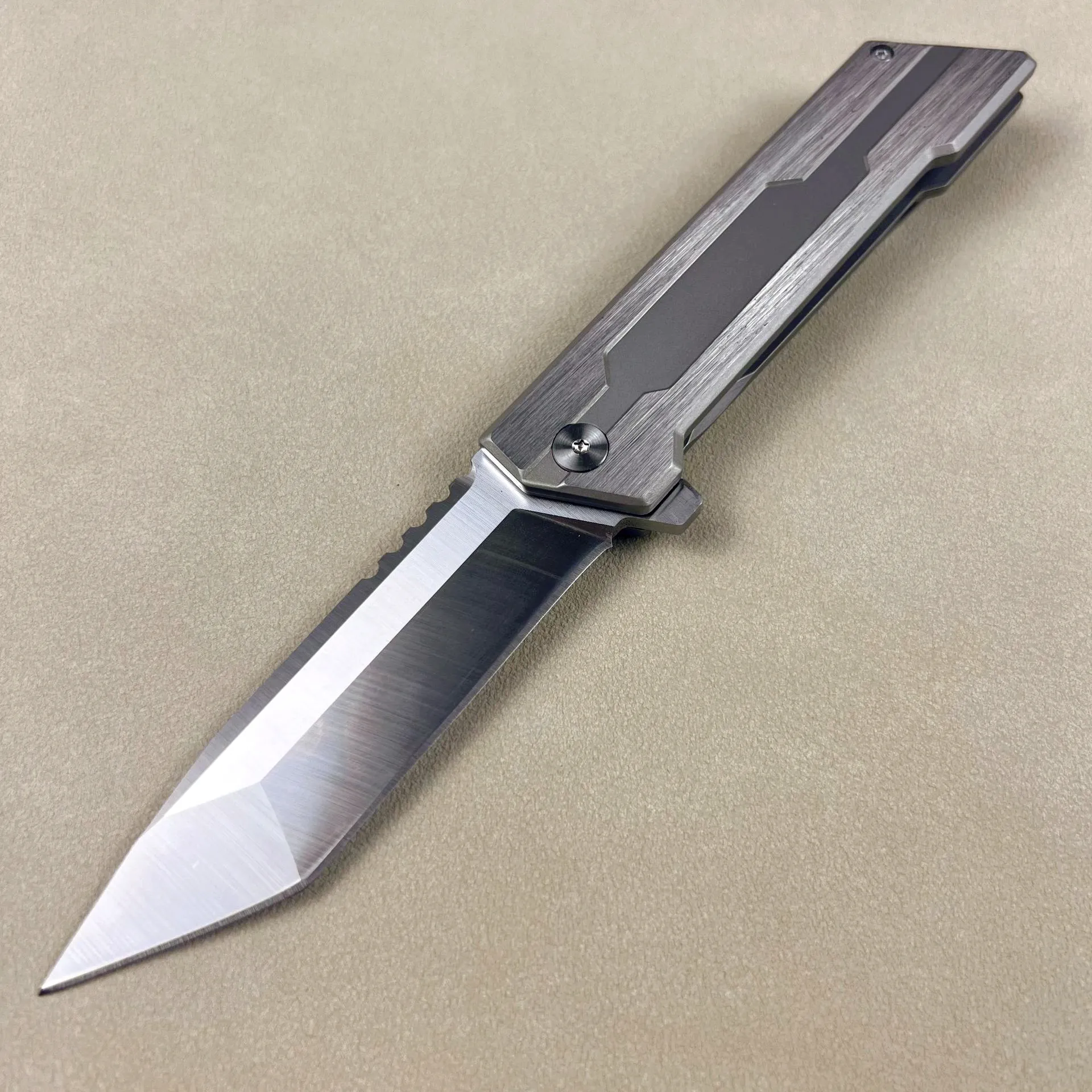 Coltello pieghevole Flipper di alta qualità D2 Lama Tanto satinata Maniglia in acciaio inossidabile CNC Cuscinetto a sfere Coltelli tascabili EDC aperti rapidamente Attrezzo esterno