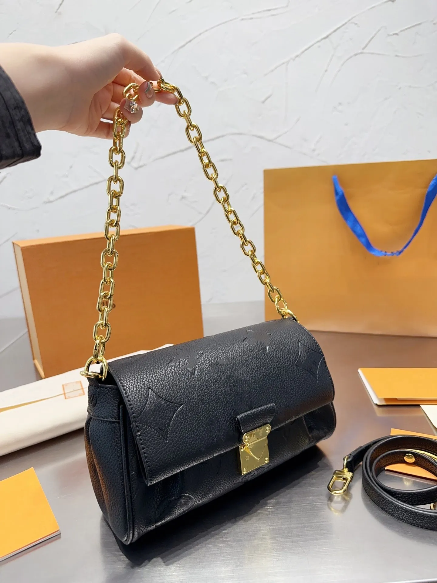 Lieblings mittlere Handtasche weiche Getreide Kaufweißkette Bag Damen Handtasche Klassische Kreuzkörper -Umhängetasche Designer Handtasche alte Blumen Umhängetasche Metallkette Brieftasche