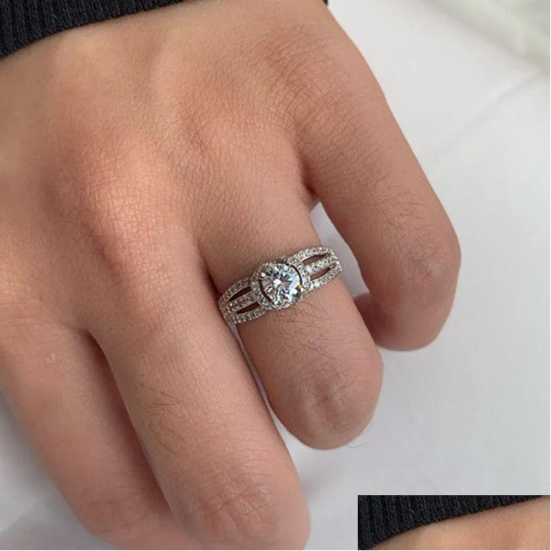 Anneaux de mariage Ring de créateur de luxe 925 Sterling Sier Sparkling 5A Cubic Zirconia Prong Setting Princess Cut Love Diamond Engaging Frie Dhbmj