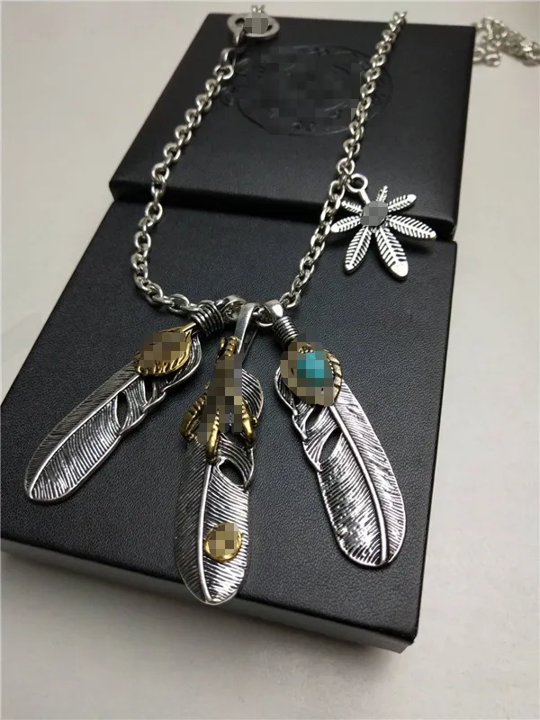 Collana di piume Catena di maglioni maschili e donne Accessorio corto Nattakahashi Feather Pendant Collarbone Chain