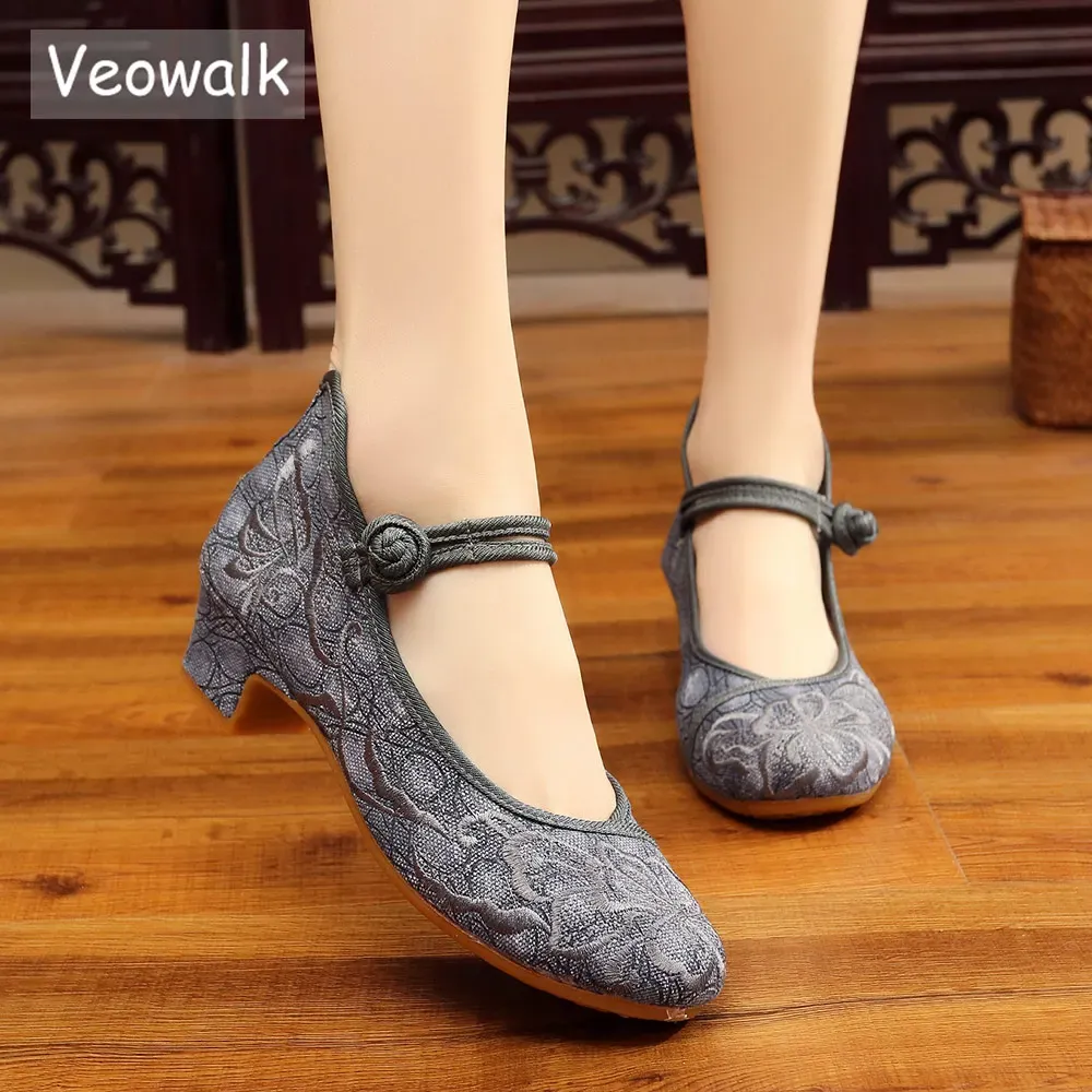 Pumps Veowalk Flower Embroidered Women Low Block Heel Canvas Pumps Ankle Strap Elegant Ladies Comfort Chinese Cheongsam Cotton Shoes