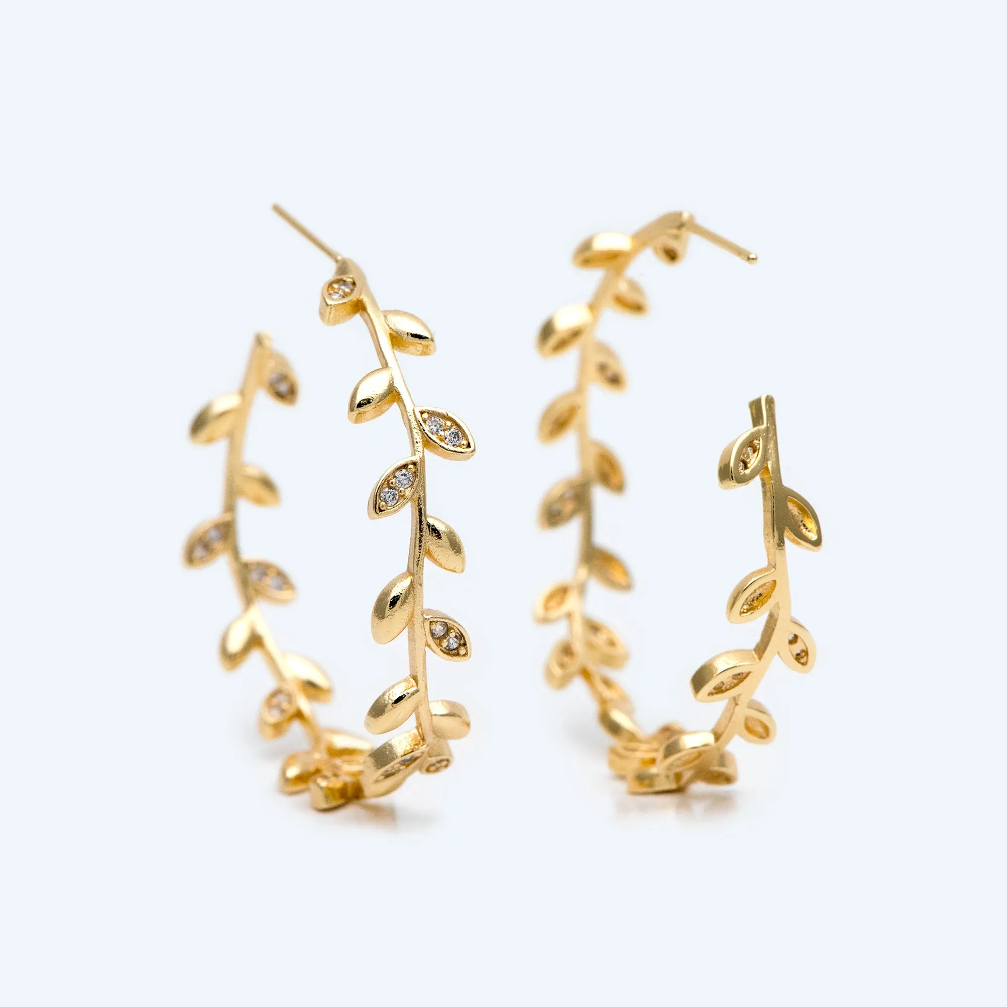 Örhängen 4st CZ PAVED DINTY GOLD LEAF HOOP EARRINGS, GOLD HOOP EARRING, 42mm Circle Leaf Earring (GB2019)