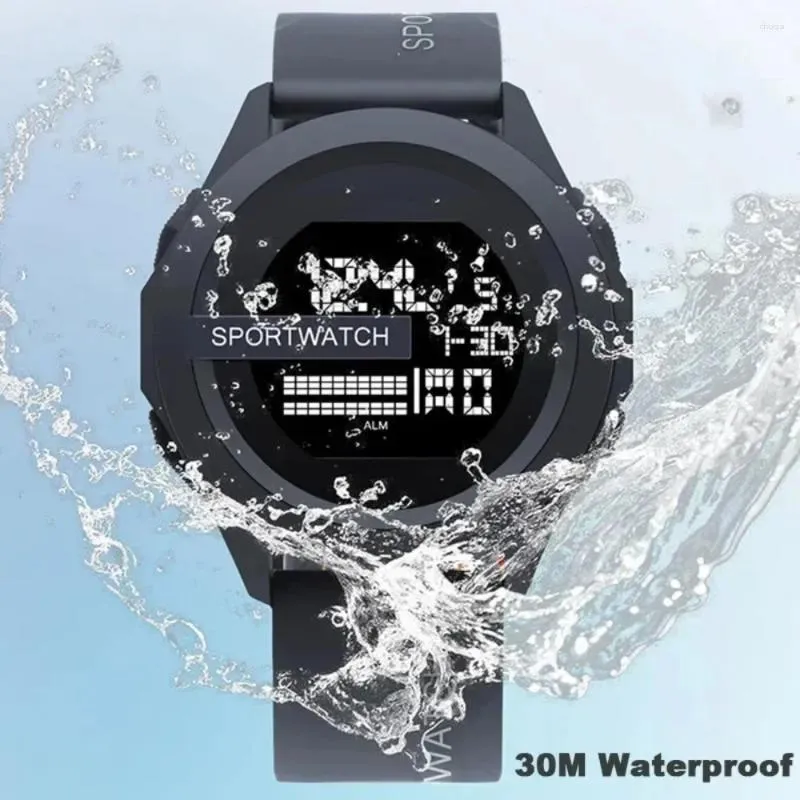 Polshorloges Men Sport LED Horloges topmerk digitale klok multifunctioneel rubber waterdichte waterdichte fitnes atleet TimeKeeping Electronic Watch