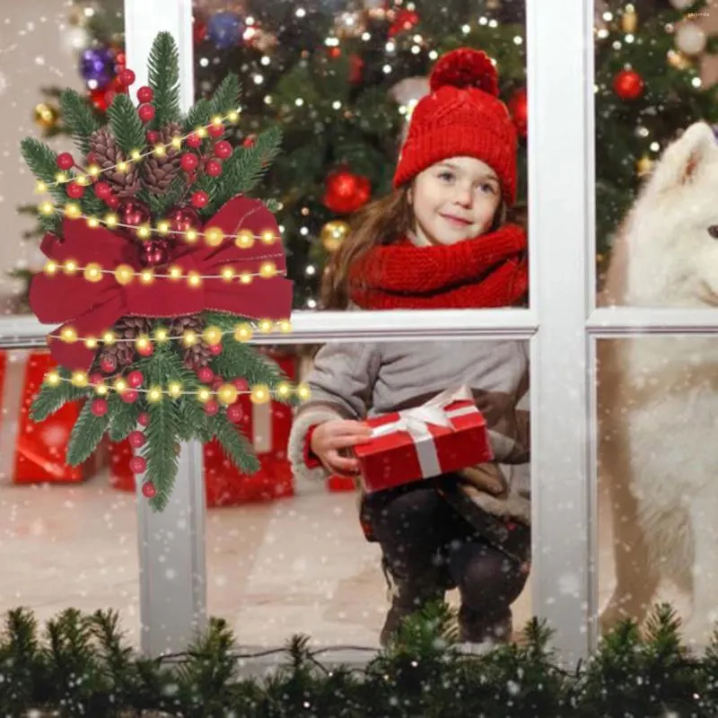 Des fleurs décoratives améliorent votre décor de Noël avec une couronne rustique avec des pignes en plastique et un ensemble de garnitures de vacances sans fil papillon