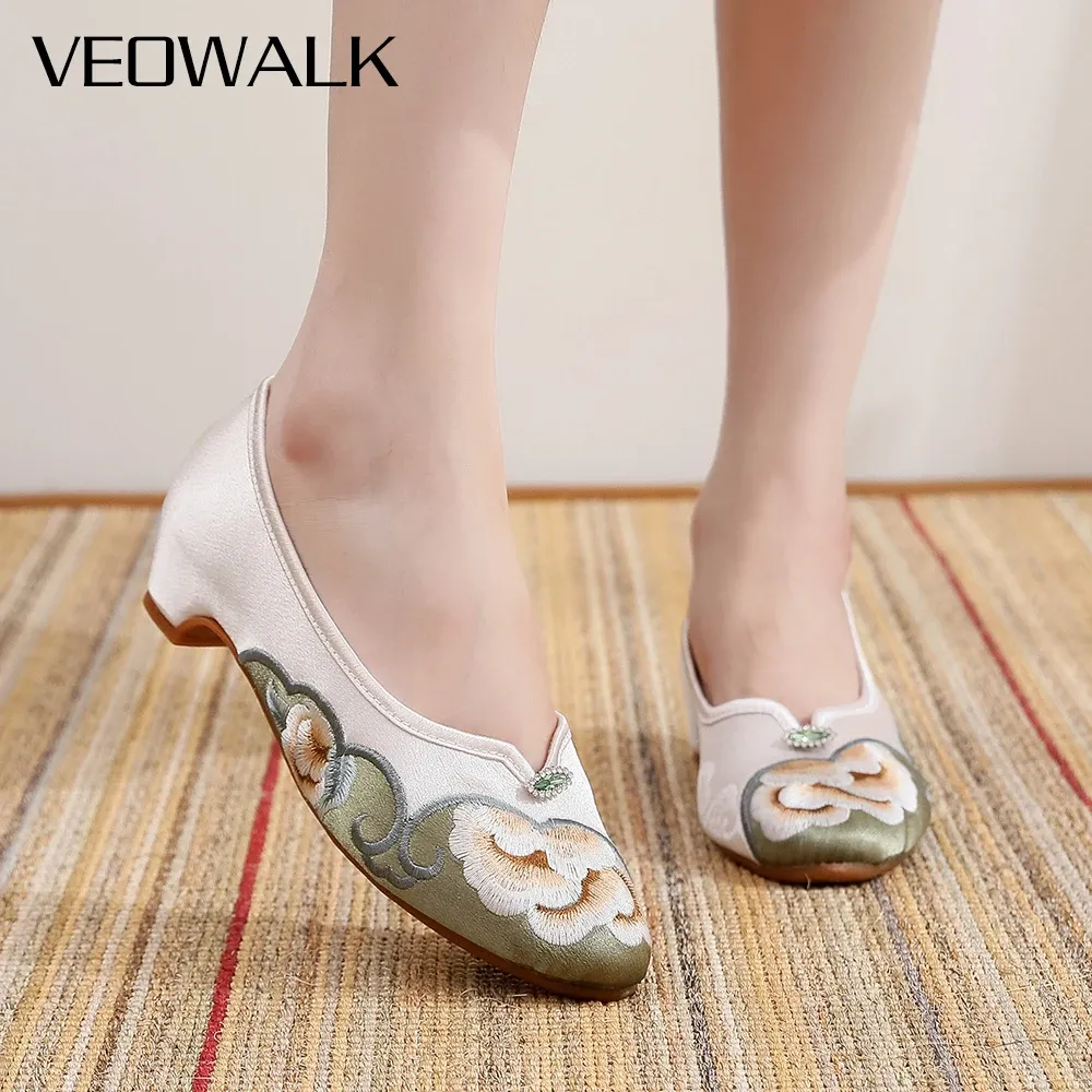 Flats Veowalk Satin Cotton Embroidered Women Pointy Toe Slip On Ballet Flats Comfortable Soft Costume Hanfu Shoes for Cheongsam